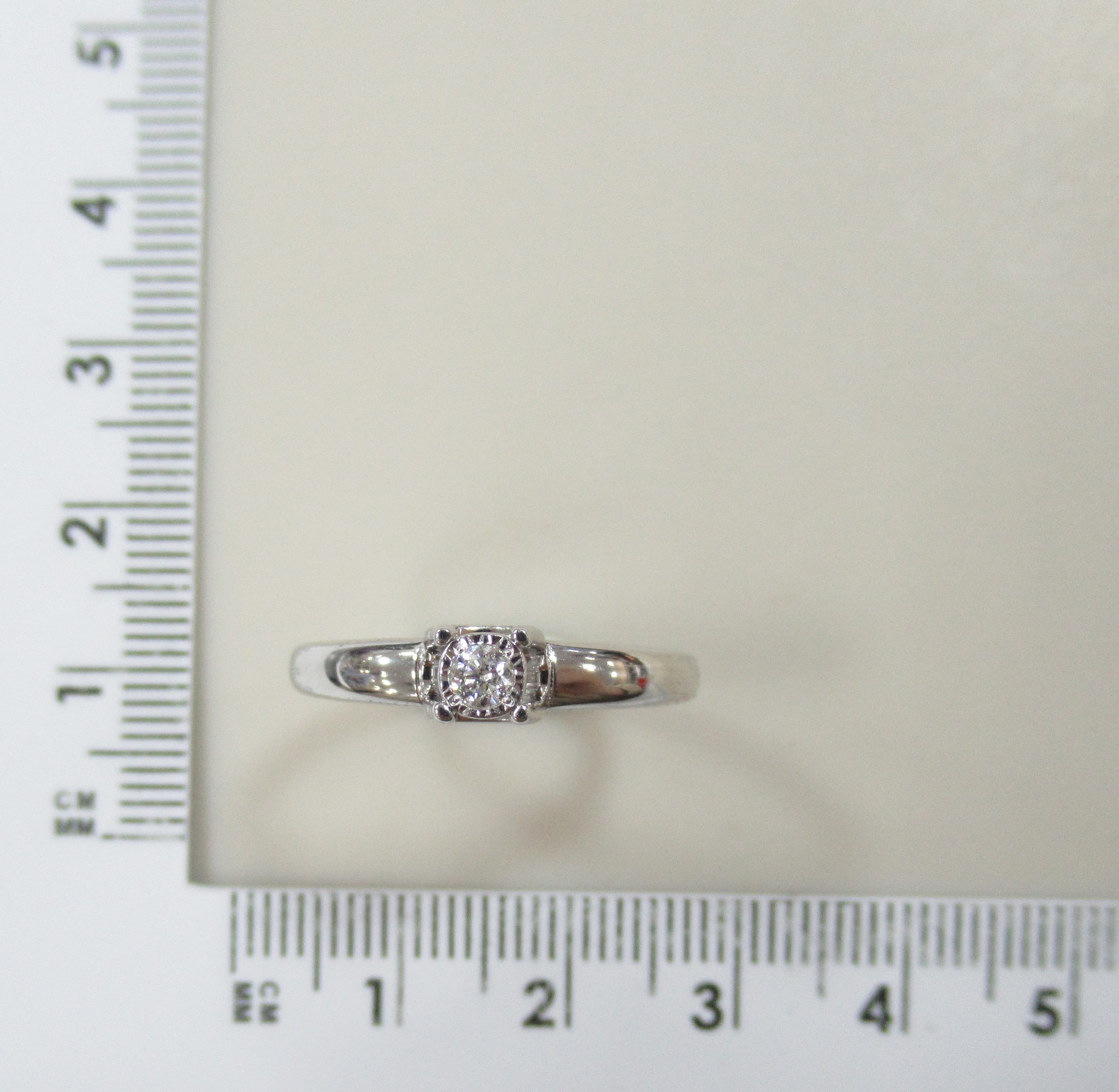 Кольцо из белого золота с бриллиантом